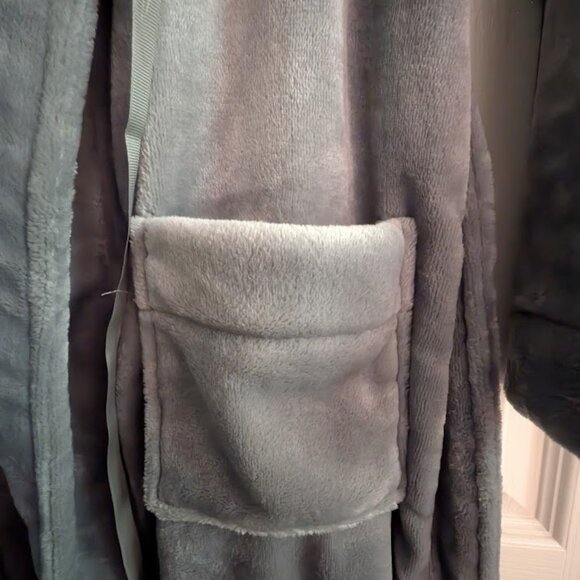 Shawl Collar Plush Gray Robe Sz Small NWOT - Picture 5 of 6